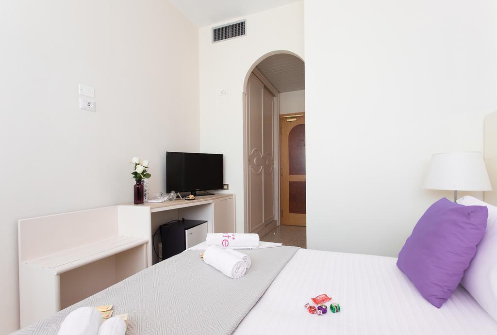 Ambra - Fronte Mare - Vicinissimi Al Centro Hotel